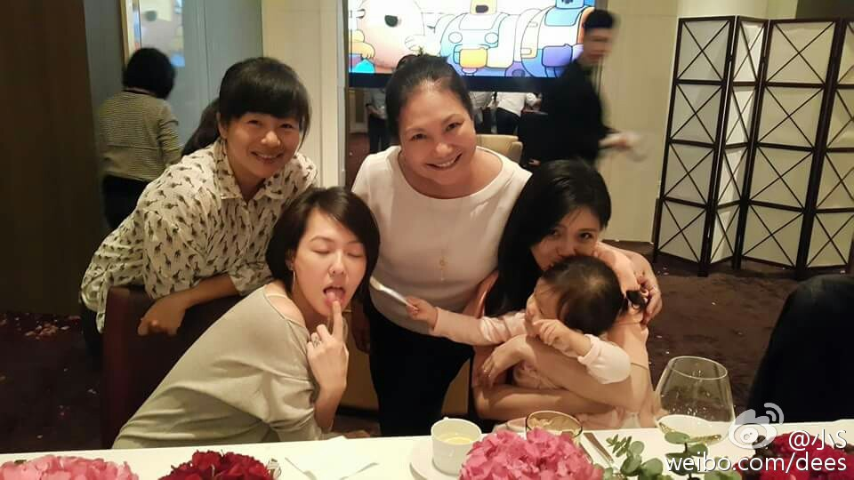 小S和玥儿难得合照，强吻外甥遭抗拒，亲疏一眼就看出来了！插图