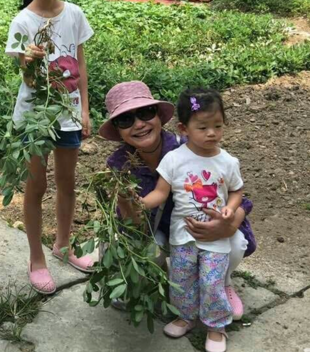 小S和玥儿难得合照，强吻外甥遭抗拒，亲疏一眼就看出来了！插图2