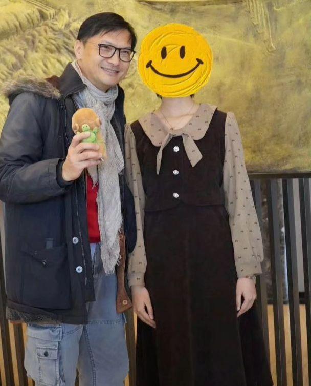 58岁的陈锦鸿近照曝光，瘦了好多显得老态龙钟，为了照顾生病的儿子退出娱乐圈13年了插图2