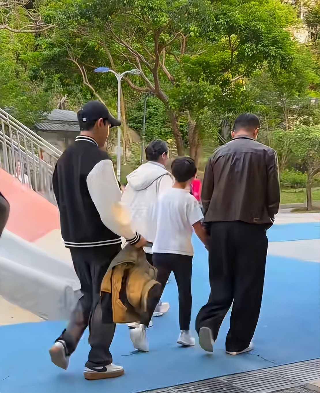 汪小菲不搭理S妈暗讽，带娃户外溜达，和路人合照获赞超亲民插图2