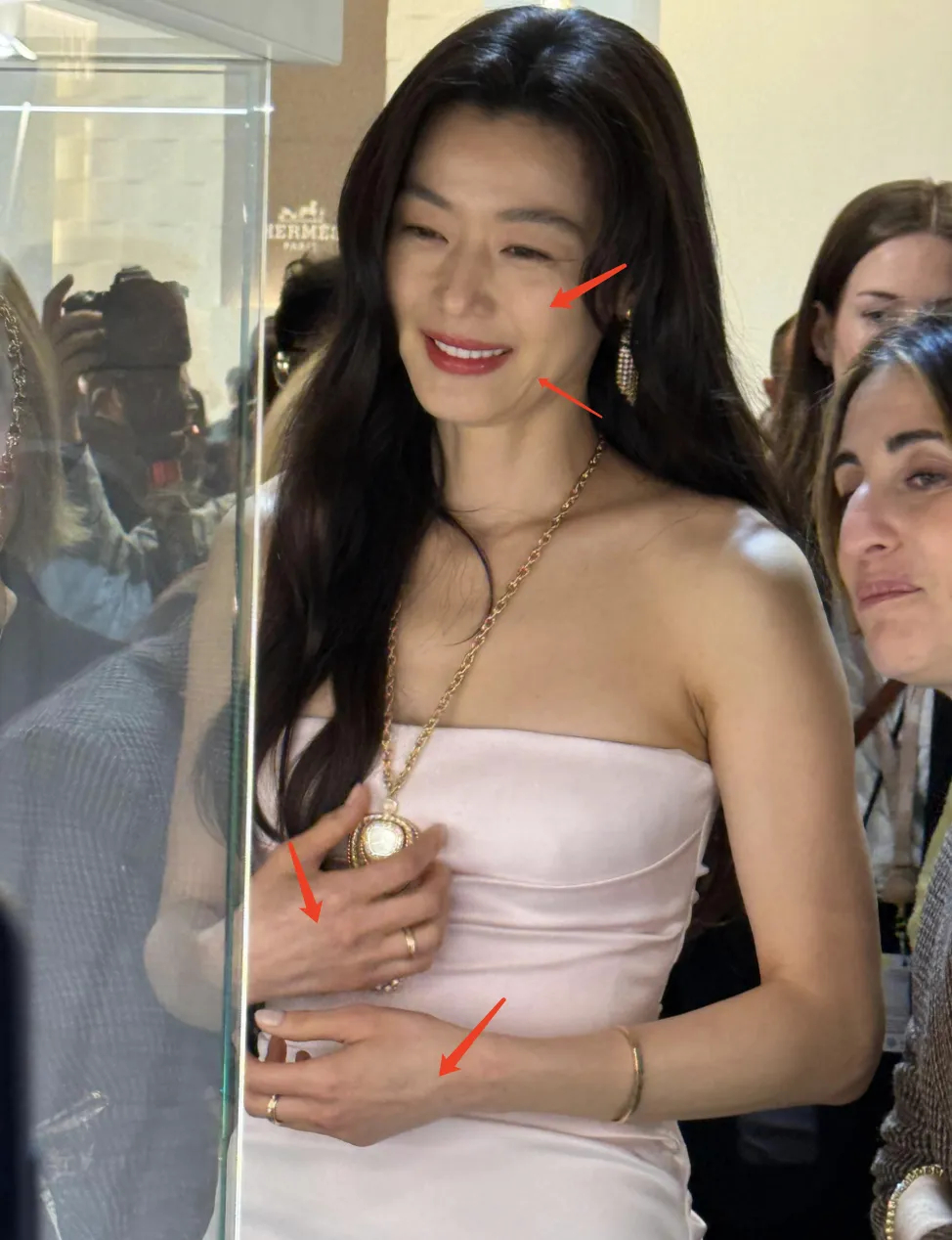 43岁全智贤素颜照被曝光，没了韩式滤镜真容有点意外，皮肤发黄脸庞平淡插图2