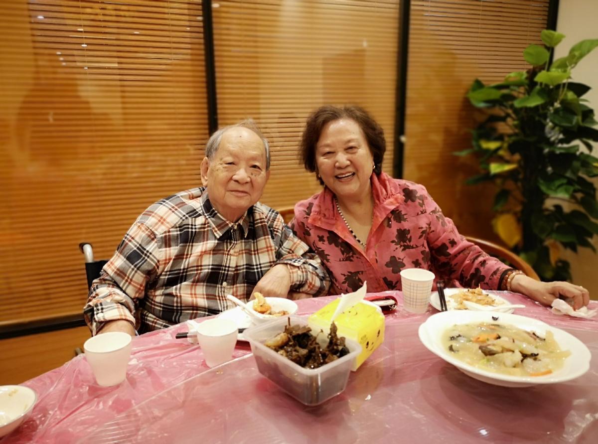 《编辑部的故事》里的牛大姐走了，灵堂就在家里，儿子深情回忆妈妈的恩情插图1