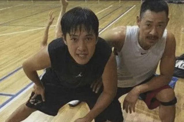 张丰毅因为公主抱上热搜，和霍凡结婚30年没孩子，他的爱全给了她插图1