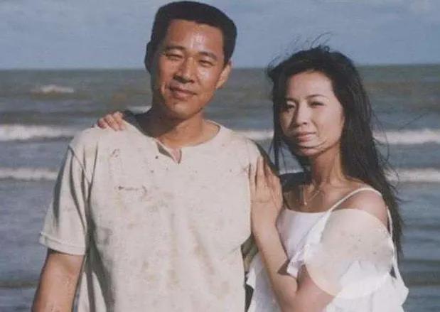 张丰毅因为公主抱上热搜，和霍凡结婚30年没孩子，他的爱全给了她插图2