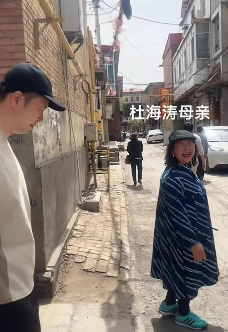杜海涛回山西老家探亲，瘦得认不出来了，跟大家合影超亲切，快乐家族又惹人感慨插图1
