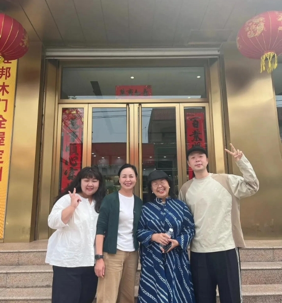 杜海涛回山西老家探亲，瘦得认不出来了，跟大家合影超亲切，快乐家族又惹人感慨插图2