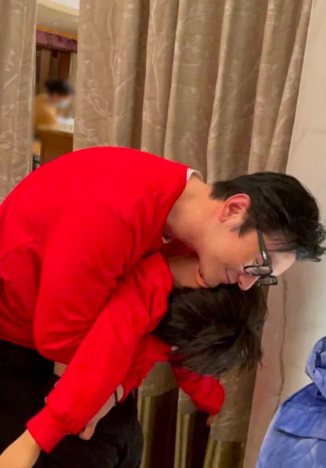 黄晓明晒父子生活照！小海绵侧脸帅呆网友，这身高也太牛了吧插图