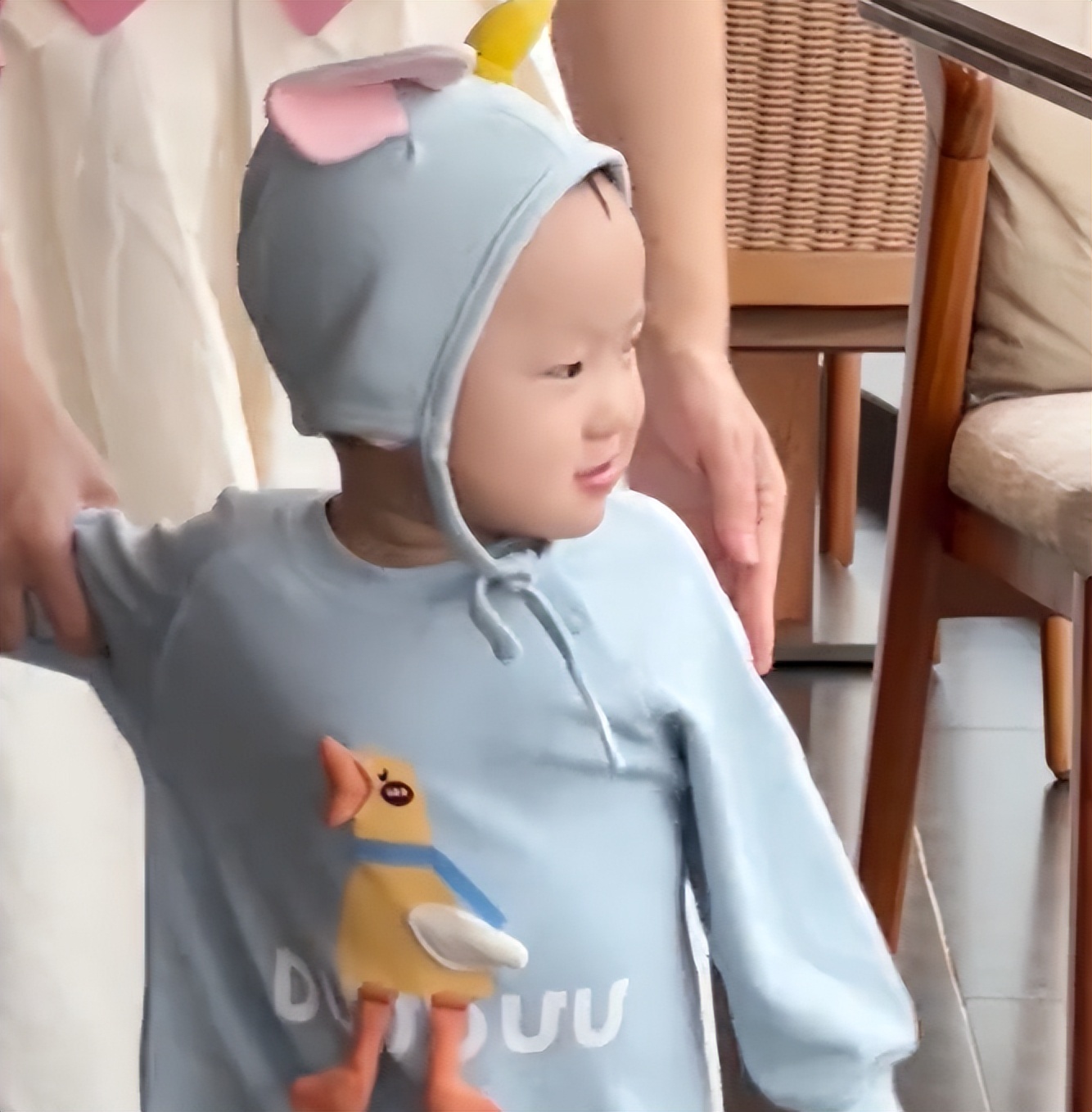 黄一鸣晒娃，女儿反颌挺严重还没人管，找王思聪要钱又没成插图