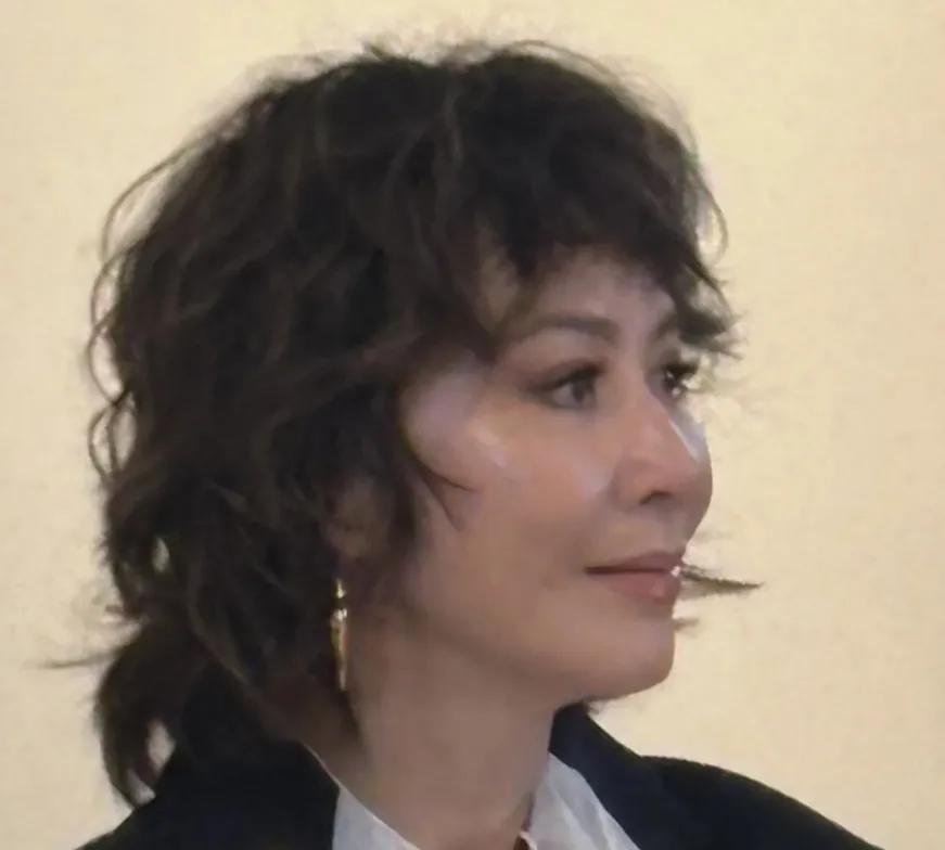 42岁孙俪和50岁林志玲素颜大比拼，谁能一眼看出谁更天然？插图2