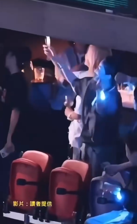 谢霆锋演唱会半个娱乐圈都到了，对着王菲唱情歌，女方超激动来捧场插图1