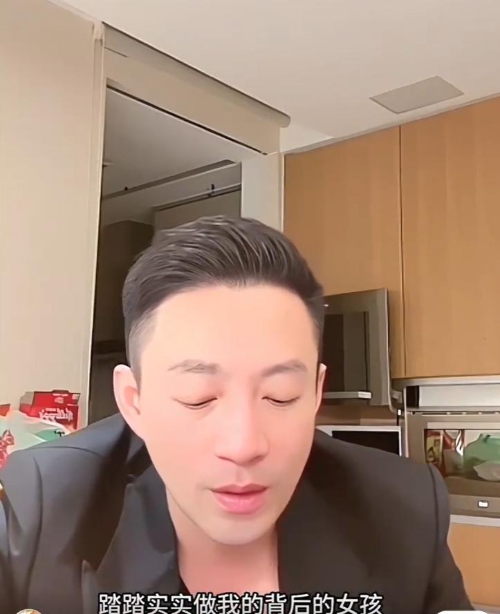 小玥儿和继母剪了同款发型逛街，俩人看起来像姐妹，马筱梅被路人夸赞插图1