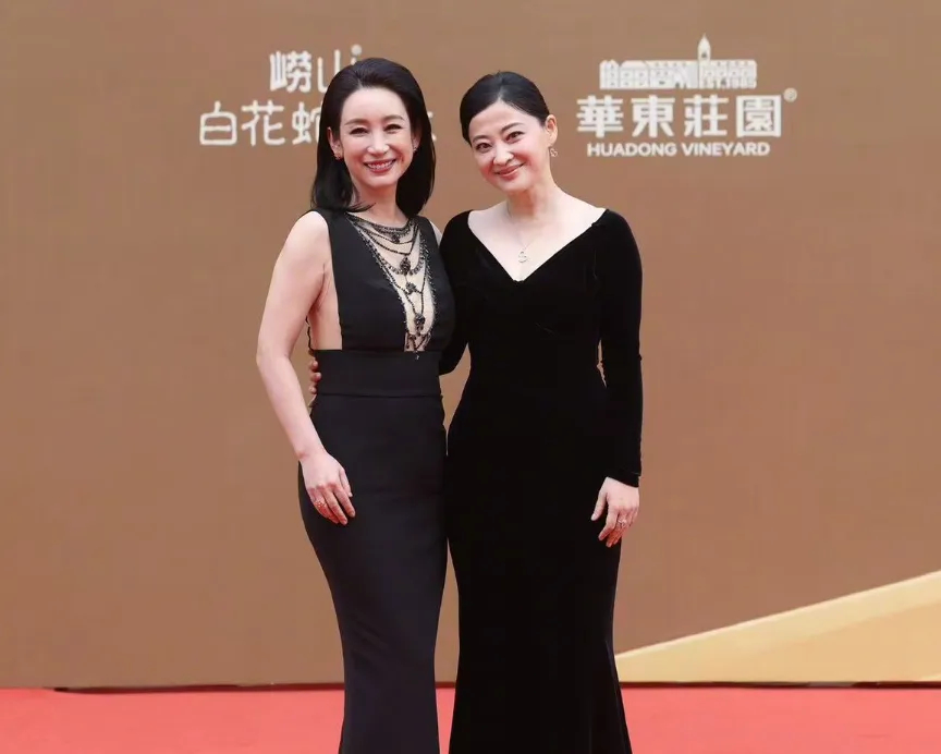 华表奖红毯照出炉！章子怡状态紧绷，关晓彤秀长腿，好多女明星脸僵了插图1