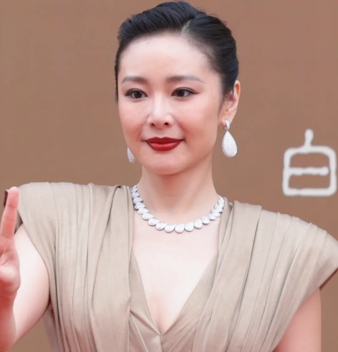 华表奖红毯照出炉！章子怡状态紧绷，关晓彤秀长腿，好多女明星脸僵了插图2