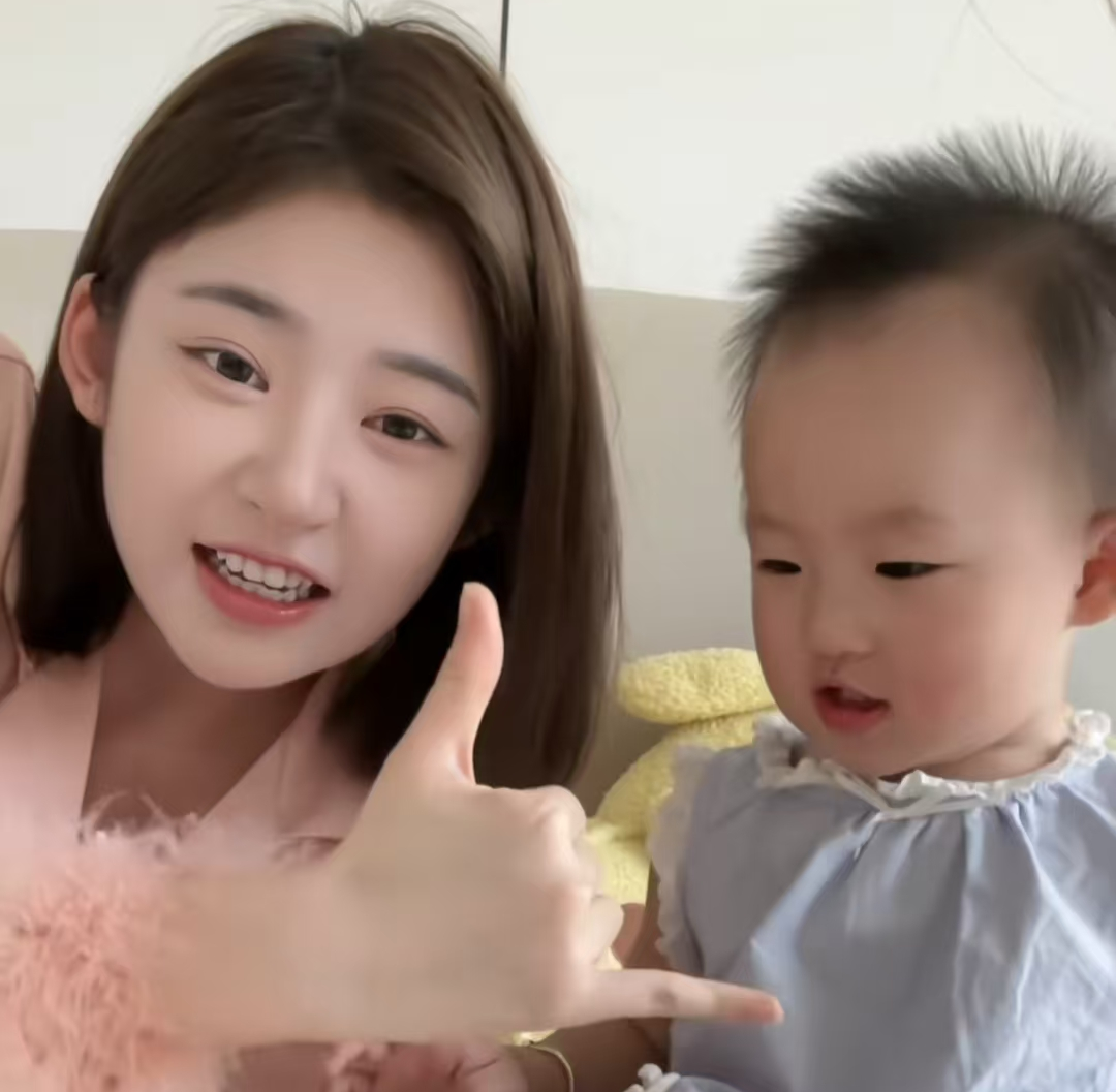 黄一鸣崩溃了！亲妈逼他找王思聪要钱，这不就是吴绮莉的老路么插图1