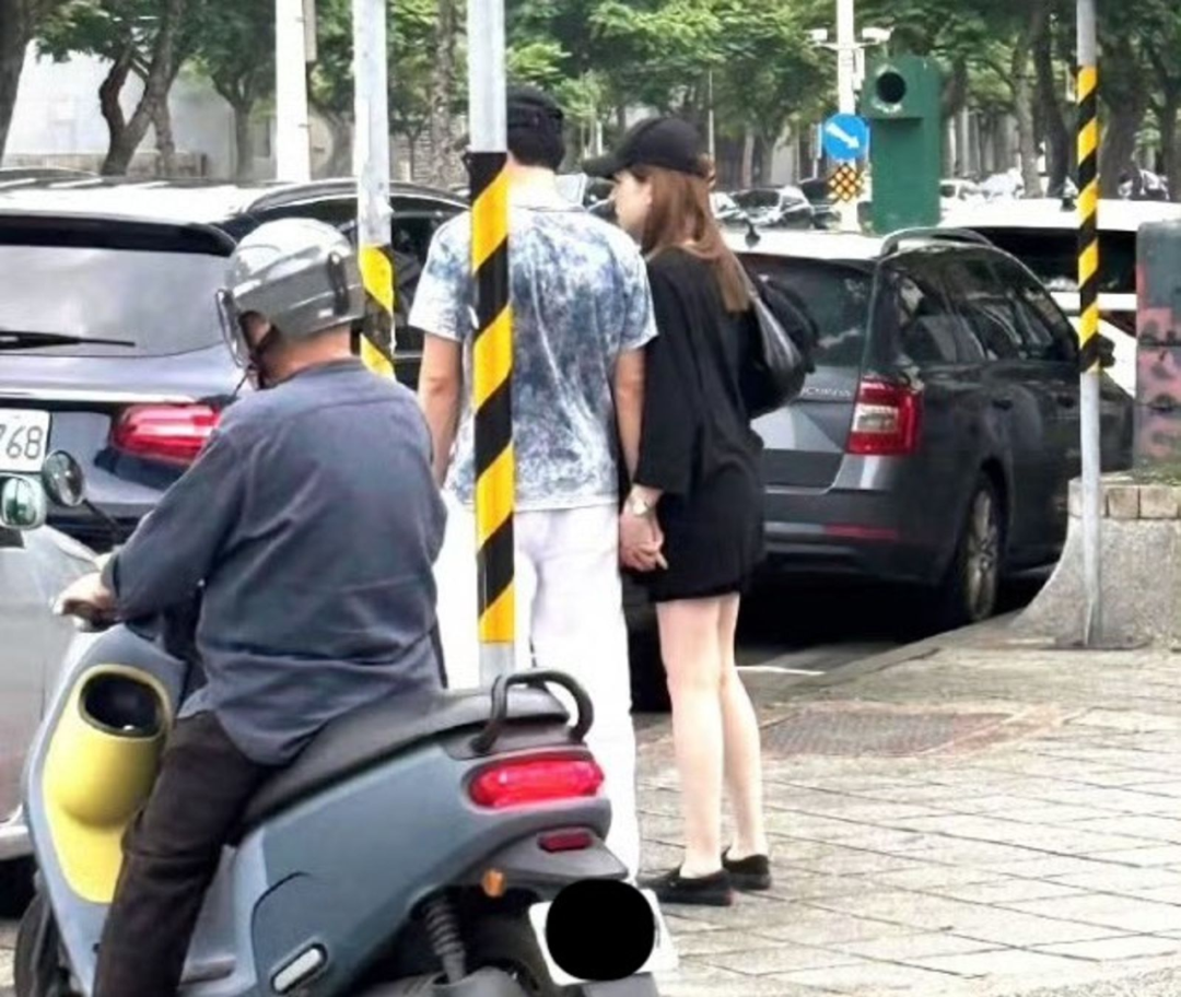 40岁许玮甯怀孕近照流出，和老公一起逛街好甜蜜，孕早期身材还这么瘦插图1