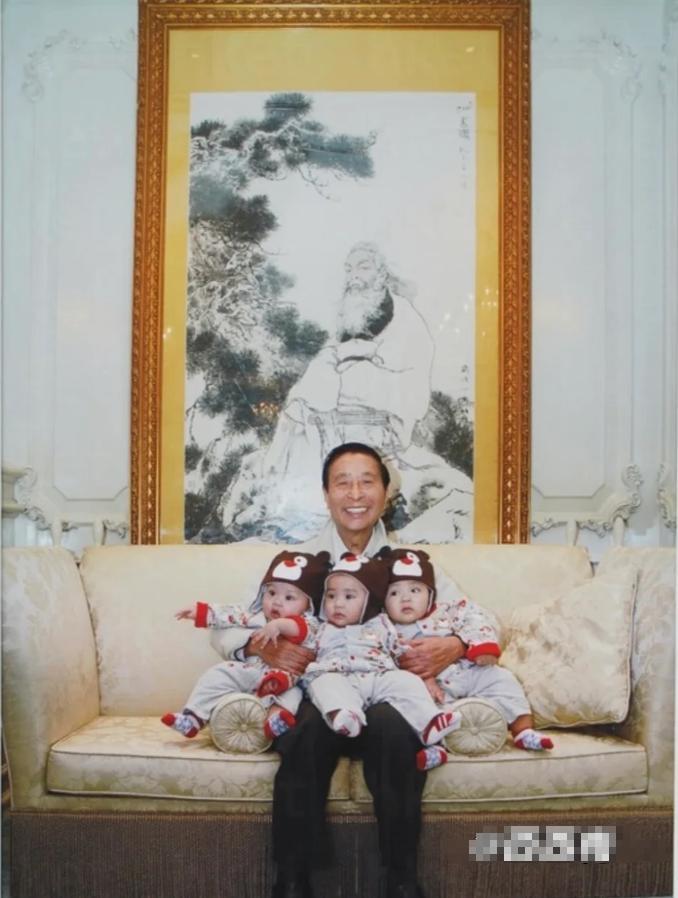 97岁李嘉诚少见现身，对癌症仪器很感兴趣，顶级豪门都爱这些保命黑科技插图