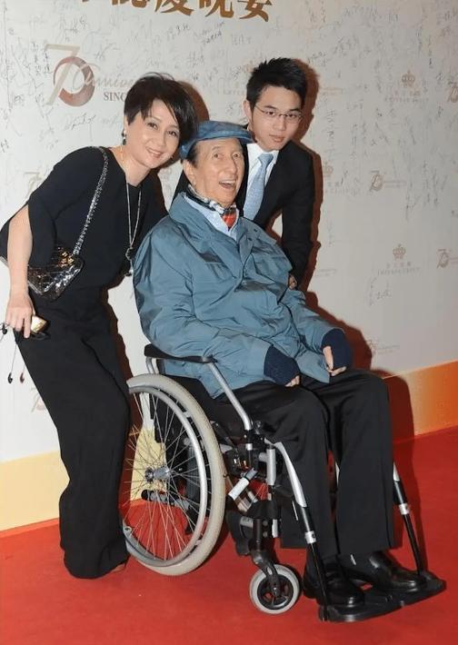 97岁李嘉诚少见现身，对癌症仪器很感兴趣，顶级豪门都爱这些保命黑科技插图2