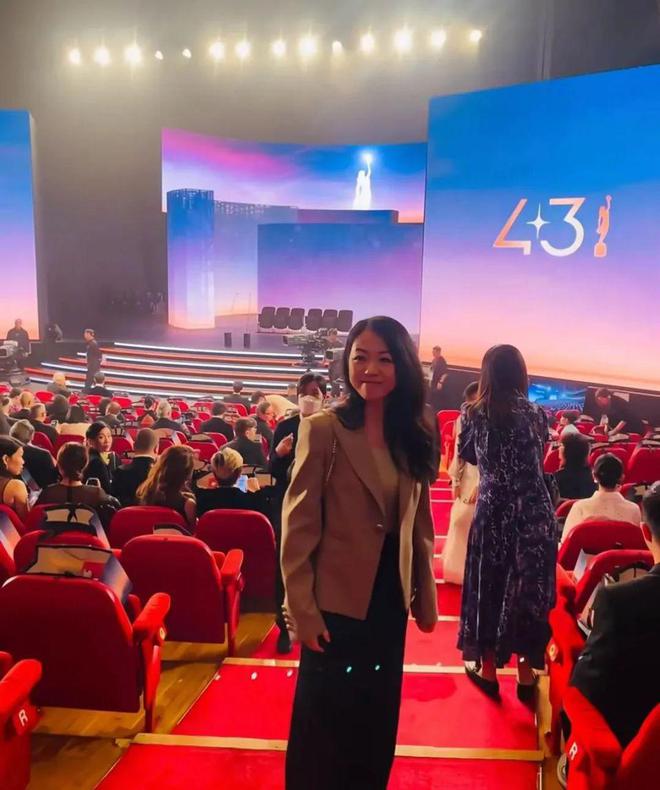 68岁尔冬升带着9岁女儿亮相金像奖，女友难得现身竟神似汤唯！插图2