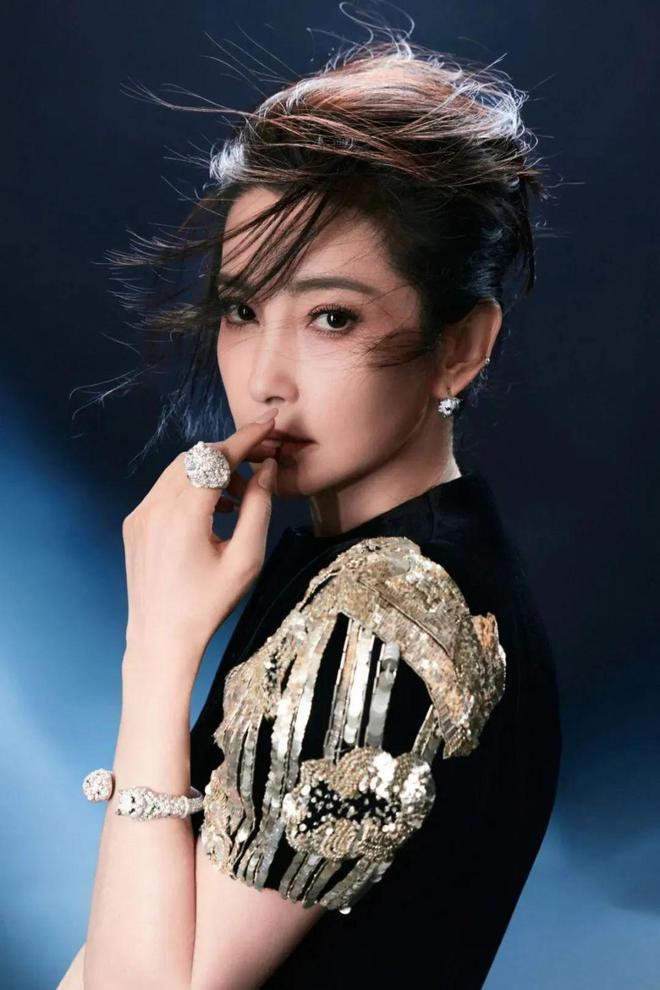 52岁李冰冰红毯美翻！自律换来高级松弛感：大花一亮相，内娱都服气插图