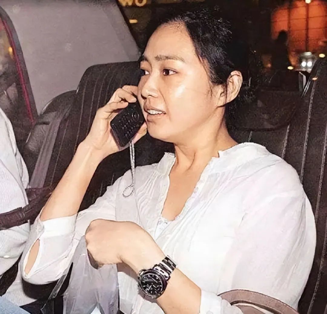 59岁朱丽倩：豪门出身46岁才当妈，被称最累天王嫂插图2